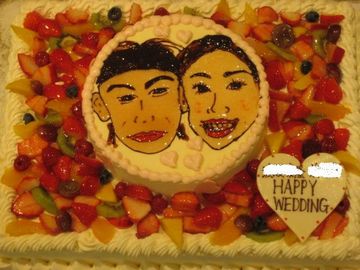 ♪ウエディングケーキ♪お二人の似顔絵をケーキに描きました。お持ちいただいたイラストをもとに、ジャムやチョコレートで描きます