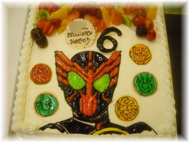 【オウズのイラストケーキ】３０cmの四角いケーキに、仮面ライダーオウズの絵をかいて、フルーツを周りに飾りました。６才の　『６』を、イチゴジャムで描きました。