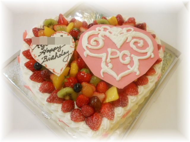 【ハートの形の大きなお誕生日ｹｰｷ】30ｃｍの10号サイズの大きなハートの形のケーキに、デザインを描いたプレートを飾りました。