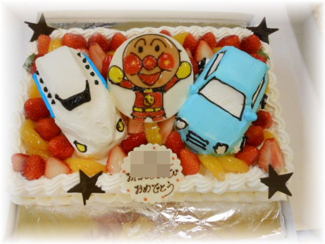 【好きなものいっぱいｹｰｷ】フルーツいっぱいの大きなケーキに新幹線、車の4号サイズのケーキ。アンパンマンにも登場してもらいました。