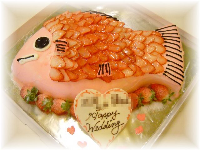 ２０１２年２月のご注文です。２０名様くらいの　おめで鯛のウエディングケーキです。いっぱいの苺でうろこを表現しました。