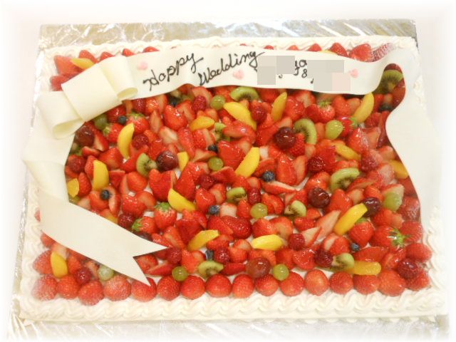 ２０１２年３月のご注文です。６０名様用のフルーツいっぱいのケーキに白いリボンを豪華に飾りました。