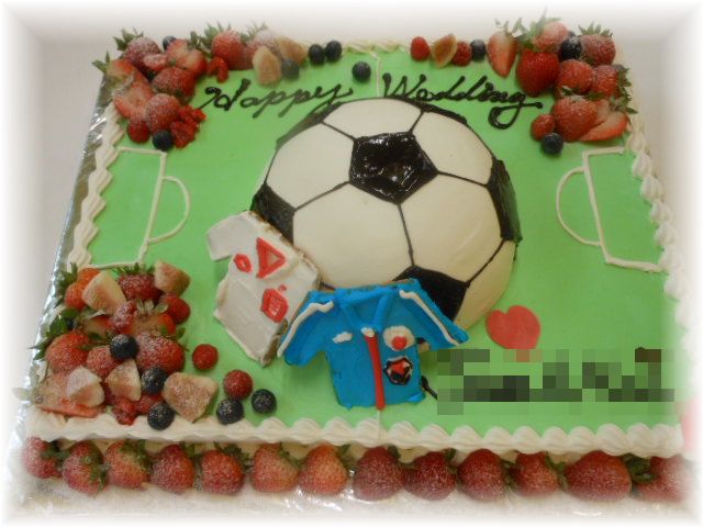 ２０１２年８月のご注文です。大きなケーキに、サッカーボールのケーキを６号サイズで作って、ユニフォーム型のクッキーを飾りました。