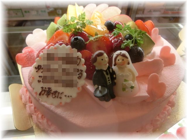 ２０１３年８月のご注文です。ピンクのハートのケーキに新郎新婦キャンドルとフルーツを飾りました。