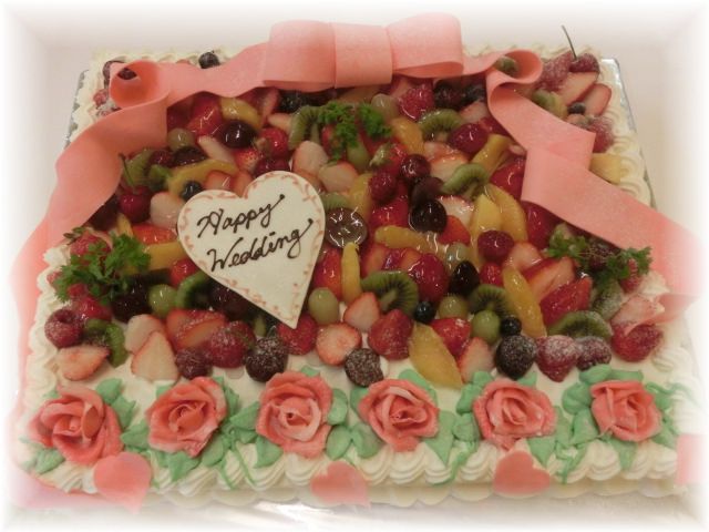 ２０１３年５月のご注文です。大きなリボンと、バラの花飾りの豪華なケーキです。