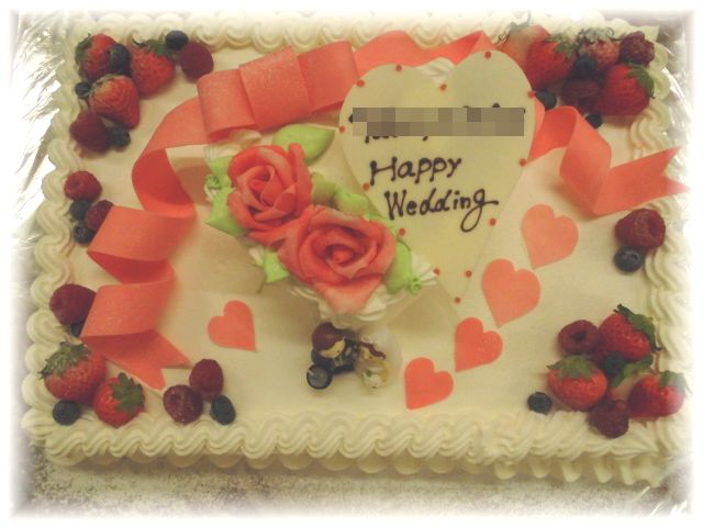 ２０１６ 年４月のご注文です。大きなケーキの真ん中に小さいハートの形のケーキをのせてバラやリボンで飾りました。