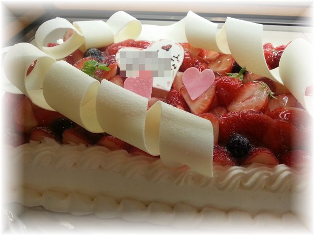 ２０１６ 年のご注文です。　フルーツのケーキに真っ白い大きなリボンを飾りました。