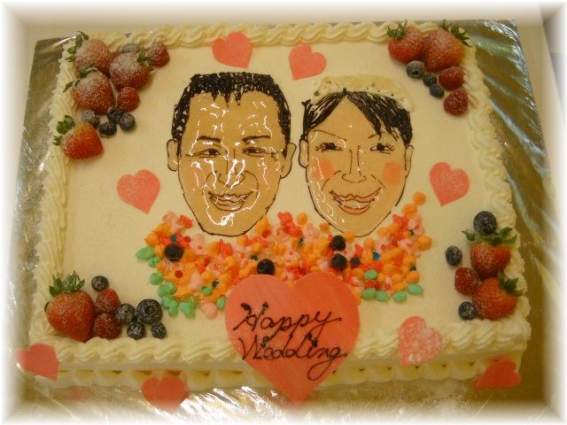 201１年9月のご注文です。１０号サイズの四角いケーキに、お二人の似顔絵と、ひな壇のお花をイメージして、ﾌﾙｰﾂやクリームでデコレーションしました。