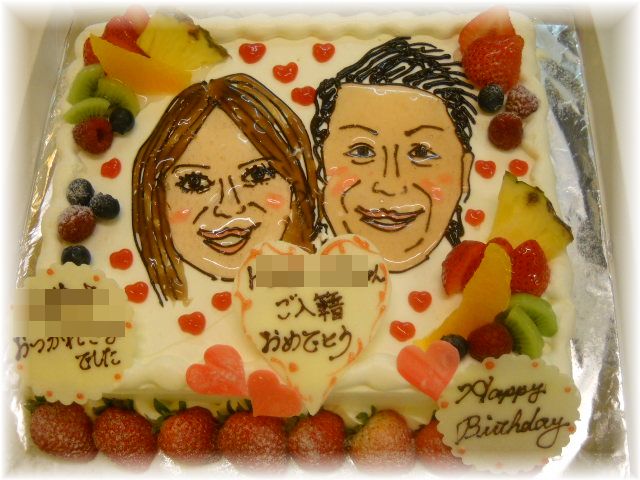 201１年7月のご注文です。２５名様用のケーキにお二人の似顔絵を画いて、苺ジャムのハートで飾って可愛くなりました。