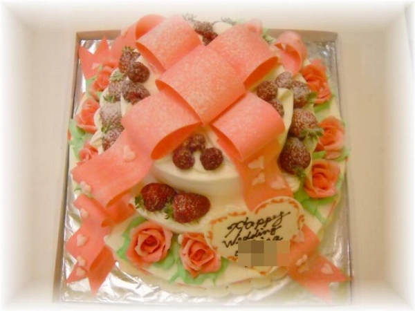 2011年4月のご注文です。3段の豪華なケーキに大きなリボンをかけて、ばらの花やフルーツで、とっても華やかになりました。