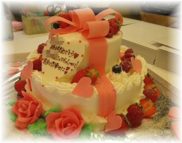 ２０１７ 年のご注文です。　2段のケーキをいちごやバラのお花リボンで飾りました。