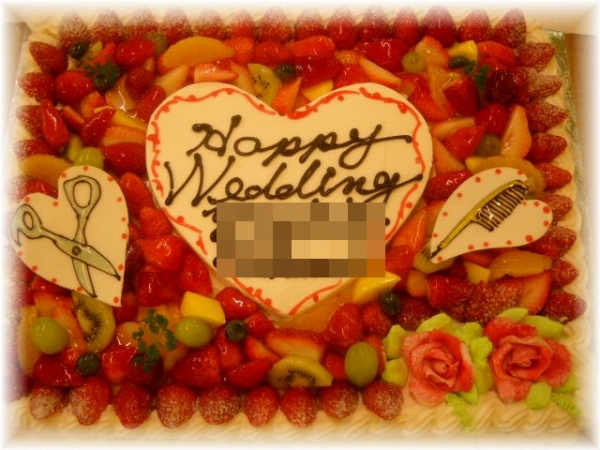 2011年2月のご注文です。40名様用のサイズのケーキに、はさみとくしの絵を描きました、ビューティー関係の方の結婚式だそうです。