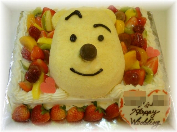2010年12月のご注文です。8号サイズの四角いケーキに5号サイズのプーさんがのった、ウエディングケーキです！