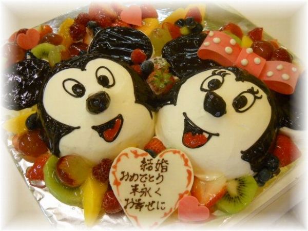 2010年12月のご注文です。ミッキーとミニーのペアーでのウエディングケーキです。顔の周りをたっぷりのフルーツで飾りました、