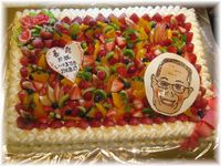 【似顔絵のケーキ】40名様用のケーキに、フルーツもいっぱい飾って、似顔絵をプレートに描きました。