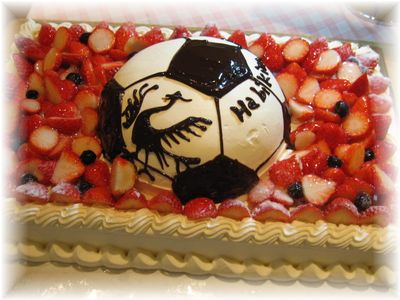 【サッカーボールのケーキ】少年サッカークラブの卒団式のケーキのご注文でした。真ん中のサッカーボールのケーキは、8号サイズです（２４ｃｍ）子供たち、がんばったからご褒美ですね！