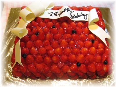 【還暦のお祝いに、苺でボックスのケーキ】還暦のお祝いに、真っ赤なケーキを、ということで、苺でケーキを囲んで、苺の箱を作りました。まぶしいほどの赤いケーキ☆苺のおいしいこの季節。　最高のプレゼントですね。