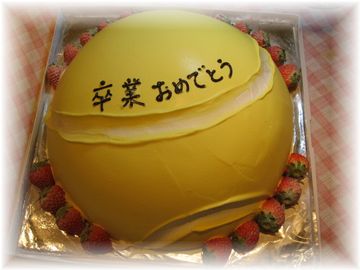 【硬式テニスボールのケーキ　　Ｎｅｗ】直径３０cmの１０号サイズのボールです！サークルでの、卒業のお祝いだそうです。インパクトのあるものを！とのご注文でした。
