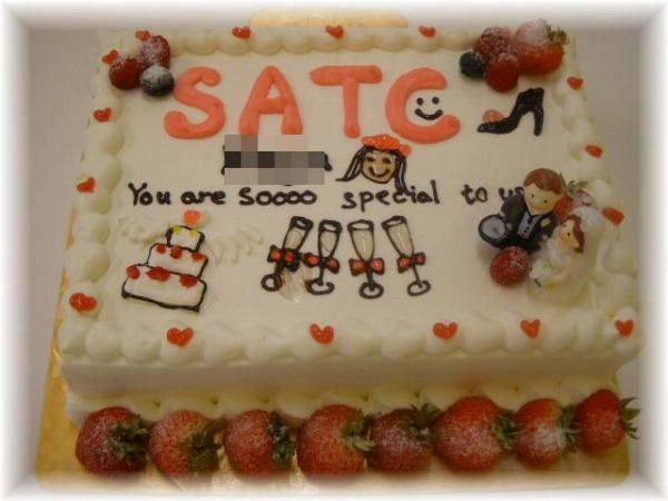 2010年8月のご注文です。15～6名様用のケーキに、お客様のデザインをケーキにしました。新郎新婦キャンドルが可愛く飾ってあります。