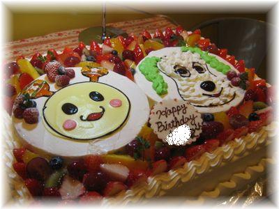 【ワンワンとうーたんのバースデーケーキ】４０名様用のケーキに、１８ｃｍのスポンジケーキを二つ並べて、ワンワンとうーたんのイラストを描きました。周りはフルーツいっぱいです。
