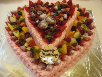 【ハートの2段のケーキ】ウエディングケーキのご注文で多いデザインですが、お誕生日でも可愛いですよね！生クリームをうっすらピンクにすると、ぐんと可愛さが増します♪