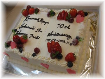 【本の形のケーキ】人気アイドルグループの、10周年記念のケーキです。30ｃｍの大きさです。