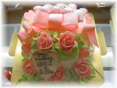 2010年5月のご注文です。８名様用のかわいいサイズのウエディングケーキです。ホームパーティ用サイズでも、こんなに可愛くなります♪