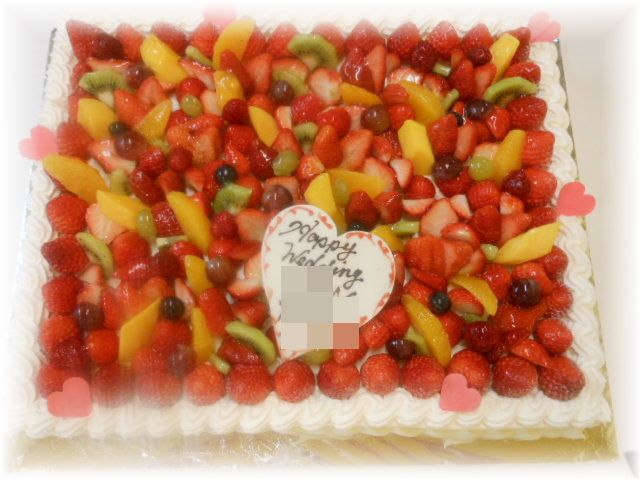 ２０１２年３月のご注文です。季節のいろいろなフルーツいっぱいのスタンダードなウエディングケーキです！５０名様用の大きなサイズです。
