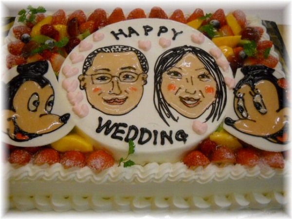 2010年4月のご注文です。４０名様用のケーキに新郎新婦に似顔絵を！そしてミッキーとミニーからもお祝いしてもらいました♪
