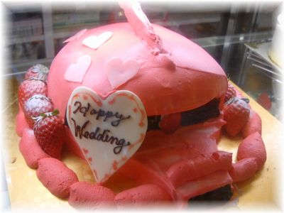2010年1月のご注文です。キャラクターケーキでの、ウエディングケーキです。12名様くらいのプチバーティサイズです。ハートの抜き猪口を飾って可愛くなりました。
