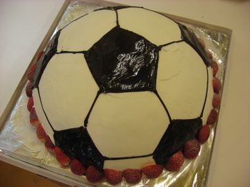 【大きなサッカーボールのケーキ】直径３０cmの大きなサッカーボールのケーキです。中は、いちごの生クリームとスポンジケーキです＾＾
