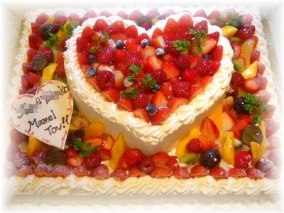 2009年11月のご注文です。４０名様用のフルーツのケーキに、ベリーばかりで飾ったハートの形のケーキを重ねて２段にしました！