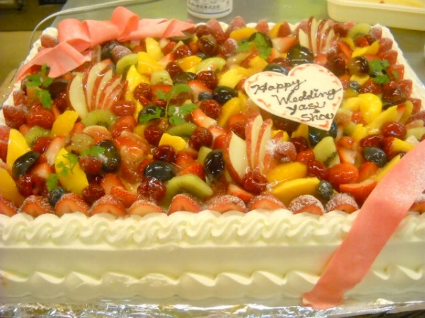 2009年10月のご注文です。６０名さまようの大きなケーキに、リボンを斜めがけにして、豪華になりました。フルーツもたっぷりです！