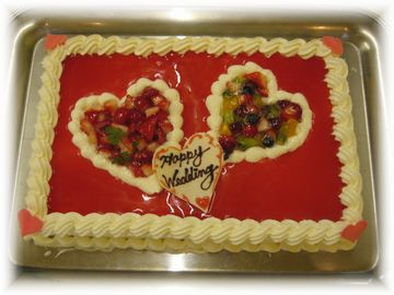 2009年4月のご注文です。40名様用の大きさのケーキに、二つのハートを、フルーツで飾りました。周りは、ラズベリーソースを敷き詰めて、シンプルですが、華やかに見えるケーキです。