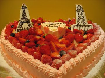 6月のご注文です。４０名様用の、ピンクのハートのケーキ♪エッフェル塔と、通天閣は、お客様のご要望です＾＾