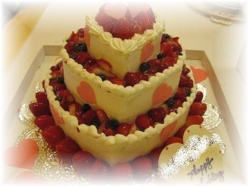 ベリーばかりで仕上げた、3段のウエディングケーキ♪ハートのかたちで、３段のウエディングケーキです。苺やラズベリーなど、赤いフルーツばかりで華やかに飾りました。