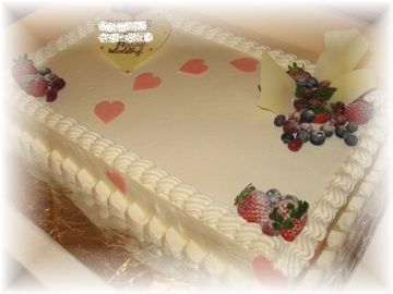 シンプルに飾ったウエディングケーキ　Ｎｅｗ♪シンプルに・・・とのご注文でおつくりしました。真ん中のハートが、可愛いですね♪　真っ白なウエディングドレスと、白いウエディングケーキ・・・、素敵だと思います。
