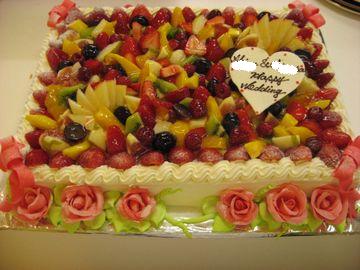 オリジナルなウエディングケーキもおつくりします♪ケーキの周りを、手づくりの薔薇の花（チョコレートシート）で、飾り華やかにしました。