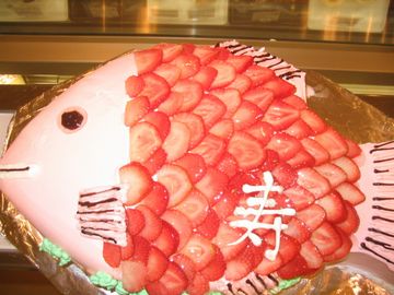 ♪ウエディングケーキ♪おめでたい(鯛)?!　のケーキです。大阪天満宮さんの婚礼用で、よくご注文いただきます。ピンクの生クリームで形取り、苺をうろこに見立てて飾りました。