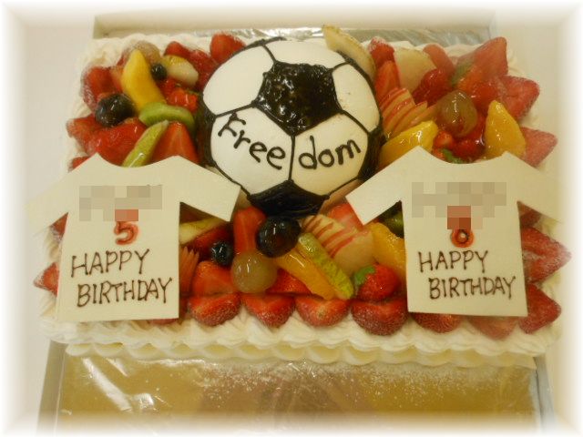 20名様用のケーキの上に、サッカーボールもケーキでつくってのせました。