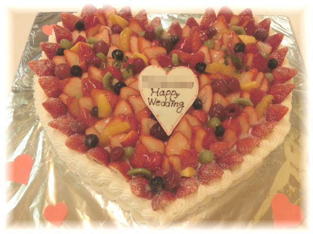 ２０１４ 年４月のご注文です。40名様用の大きなハートのケーキにフルーツいっぱい飾りました！