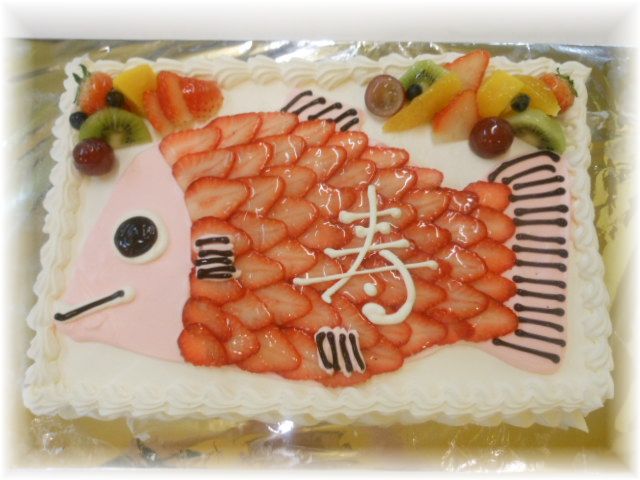 ２０１２年３月のご注文です。人気のおめで鯛のケーキの新バージョンです！フラットなｹｰｷに、イチゴでうろこをデザインしました。額縁に入った絵のようですね。