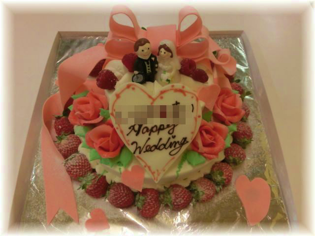 ２０１３年１1月のご注文です。２段のケーキにリボンとバラの花で豪華に飾り、新郎新婦ロウソクを飾りました。