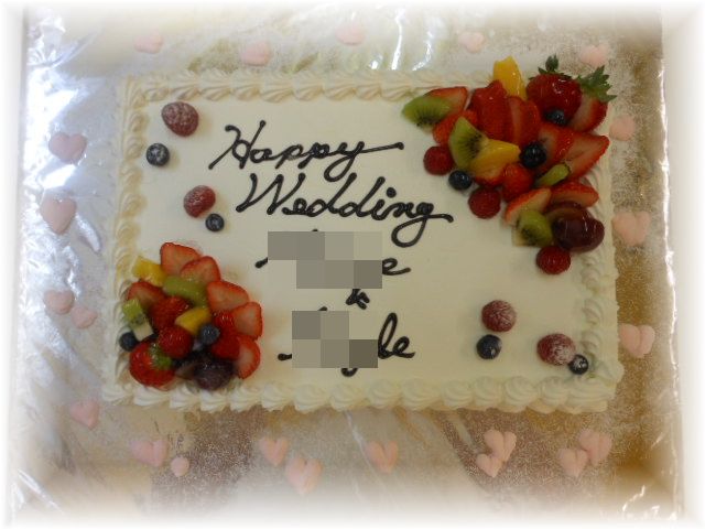 ２０１２年４月のご注文です。４０名様用のケーキにおしゃれにフルーツを飾って、真ん中に大きくメッセージをかきました。