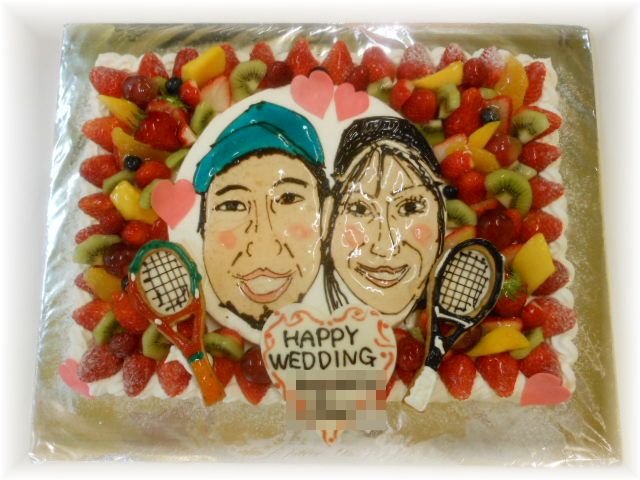 ２０１２年５月のご注文です。フルーツいっぱいのケーキに、新郎新婦の似顔絵と、テニスラケットをクッキーで作って飾りました。