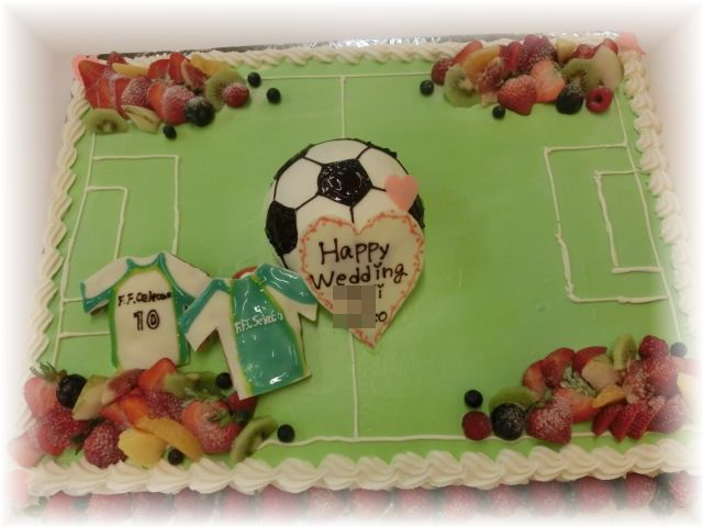 ２０１３年１０月のご注文です。大きなケーキをサッカーのグラウンドに見立てて、サッカーボールのケーキと、ユニフォームをチョコレートで作って飾りました。