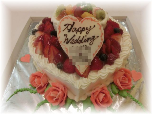 ２０１３年９月のご注文です。大きなハートに小さなハートを重ねた２段のケーキにフルーツいっぱい飾って、ケーキの裾にバラの花を飾りました。