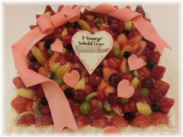 ２０１４ 年２月のご注文です。30名様用のケーキにフルーツとリボンを飾ったデザインです。