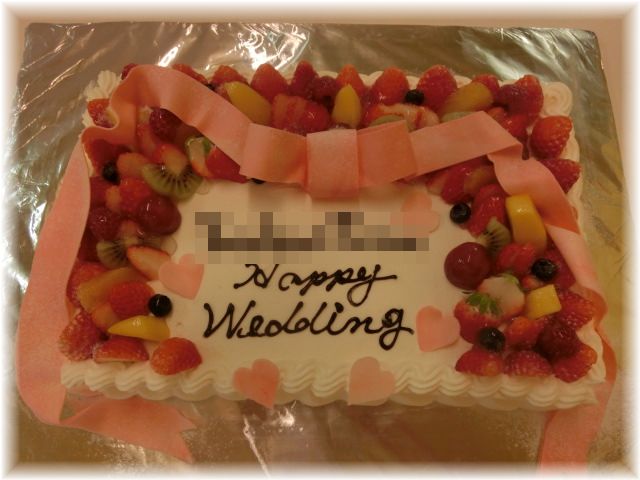２０１４ 年３月のご注文です。20名様用のケーキにメッセージを大きく書いてピンクの大きなリボンを飾りました。