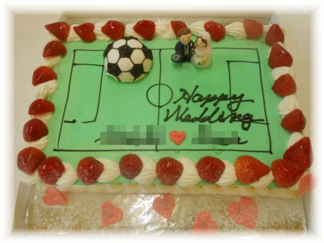 ２０１２年１１月のご注文です。　サッカーのグラウンドに見立てたケーキにおふたりのお名前を入れたメッセージをおかきしました。ボールも、もちろんケーキです。